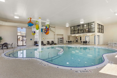 Una piscina techada. Best Western Plus Cobourg Inn & Convention Centre