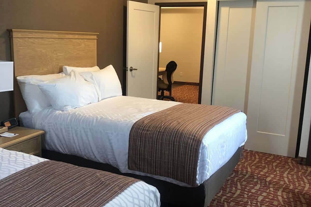 Premium bedding, in-room safe, desk, laptop workspace