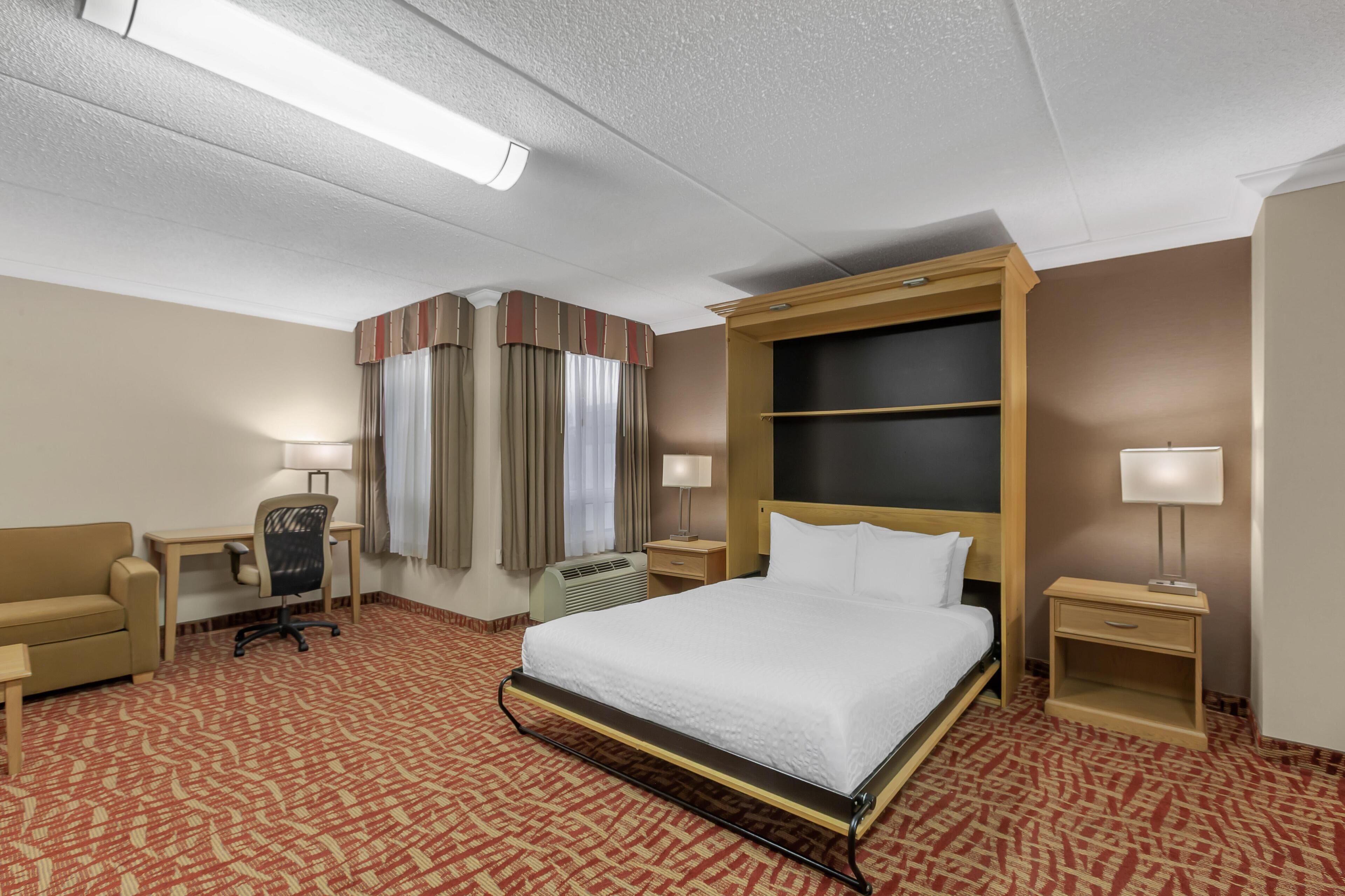 Premium bedding, in-room safe, desk, laptop workspace