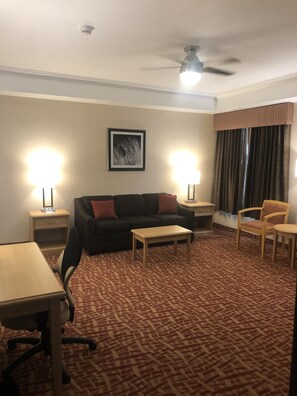 Suite, Multiple Beds, Non Smoking, Kitchenette (with Sofabed) | Living area | TV - Best Western Plus Cobourg Inn & Convention Centre (Cobourg)