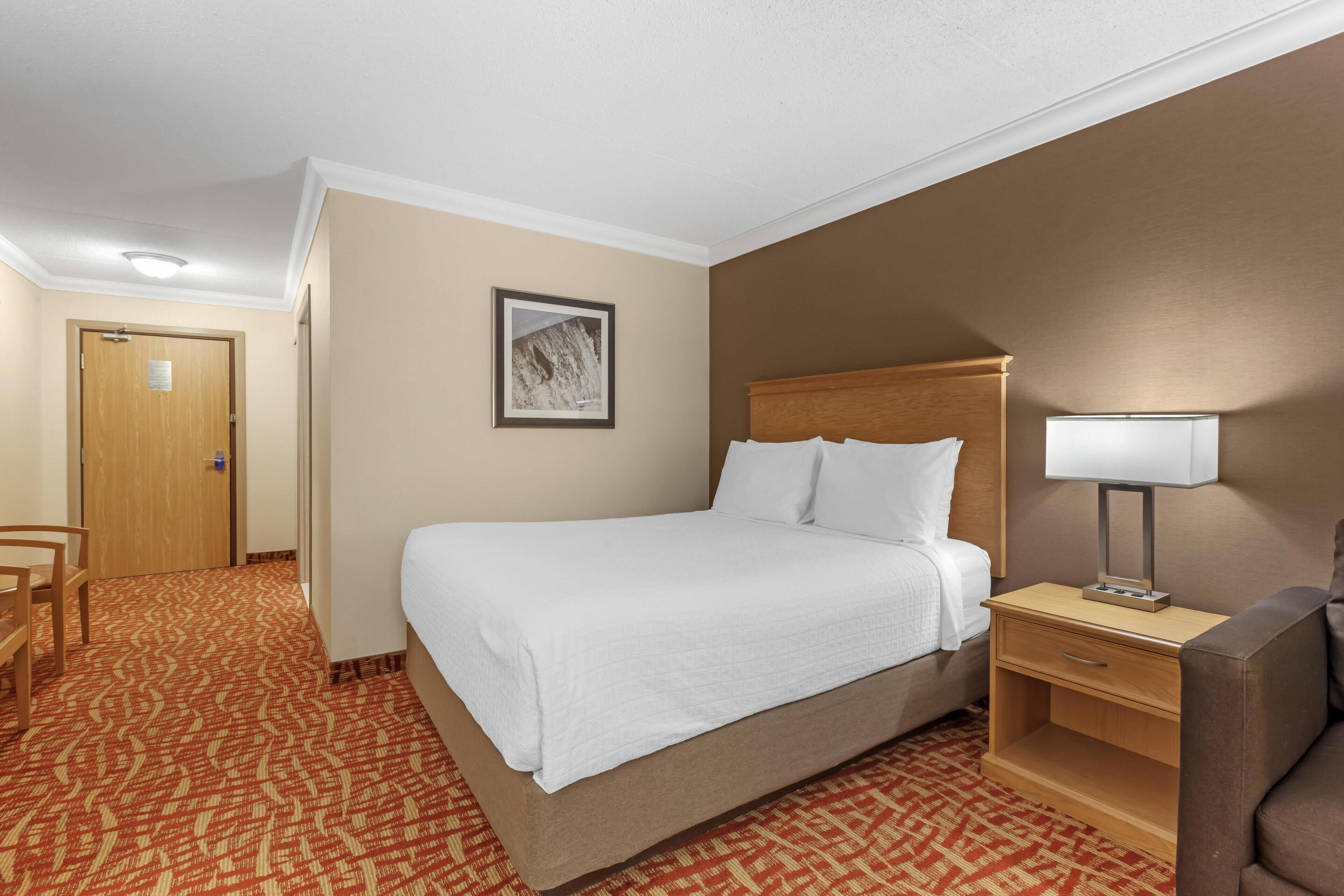 Standard Room, 1 Queen Bed, Accessible, Patio | Premium bedding, in-room safe, desk, laptop workspace