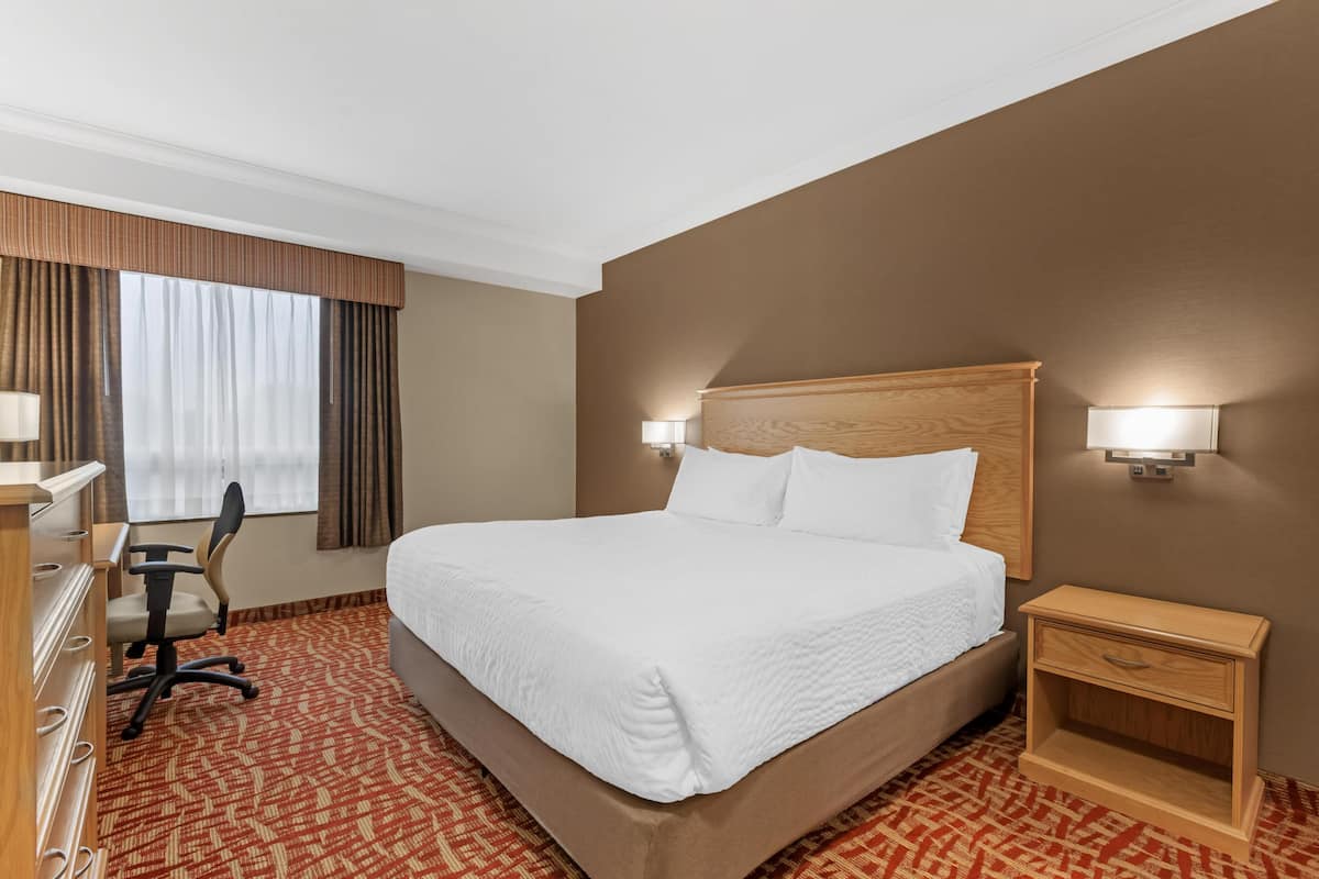 Suite, Multiple Beds, Non Smoking, Kitchenette (with Sofabed) | Premium bedding, in-room safe, desk, laptop workspace