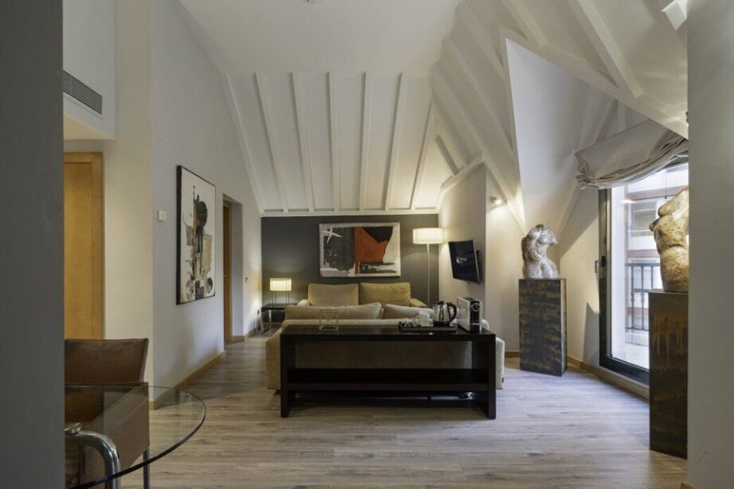 Minibar, coffres-forts dans les chambres, bureau