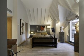 Minibar, caixa forta a l'habitació i escriptori 