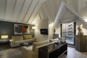 Minibar, in-room safe, desk, laptop workspace - Hotel Indautxu (Bilbao)