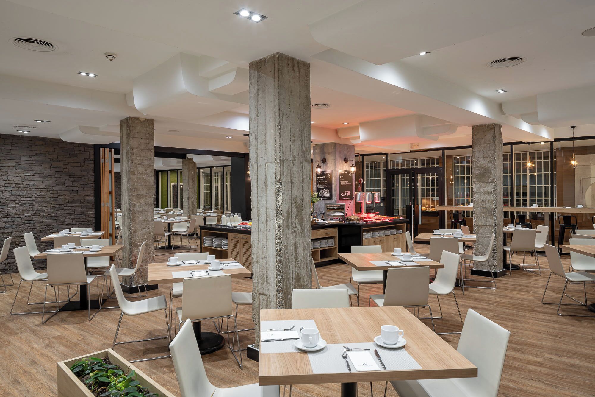 Tägliches Frühstücksbuffet (18 EUR pro Person)