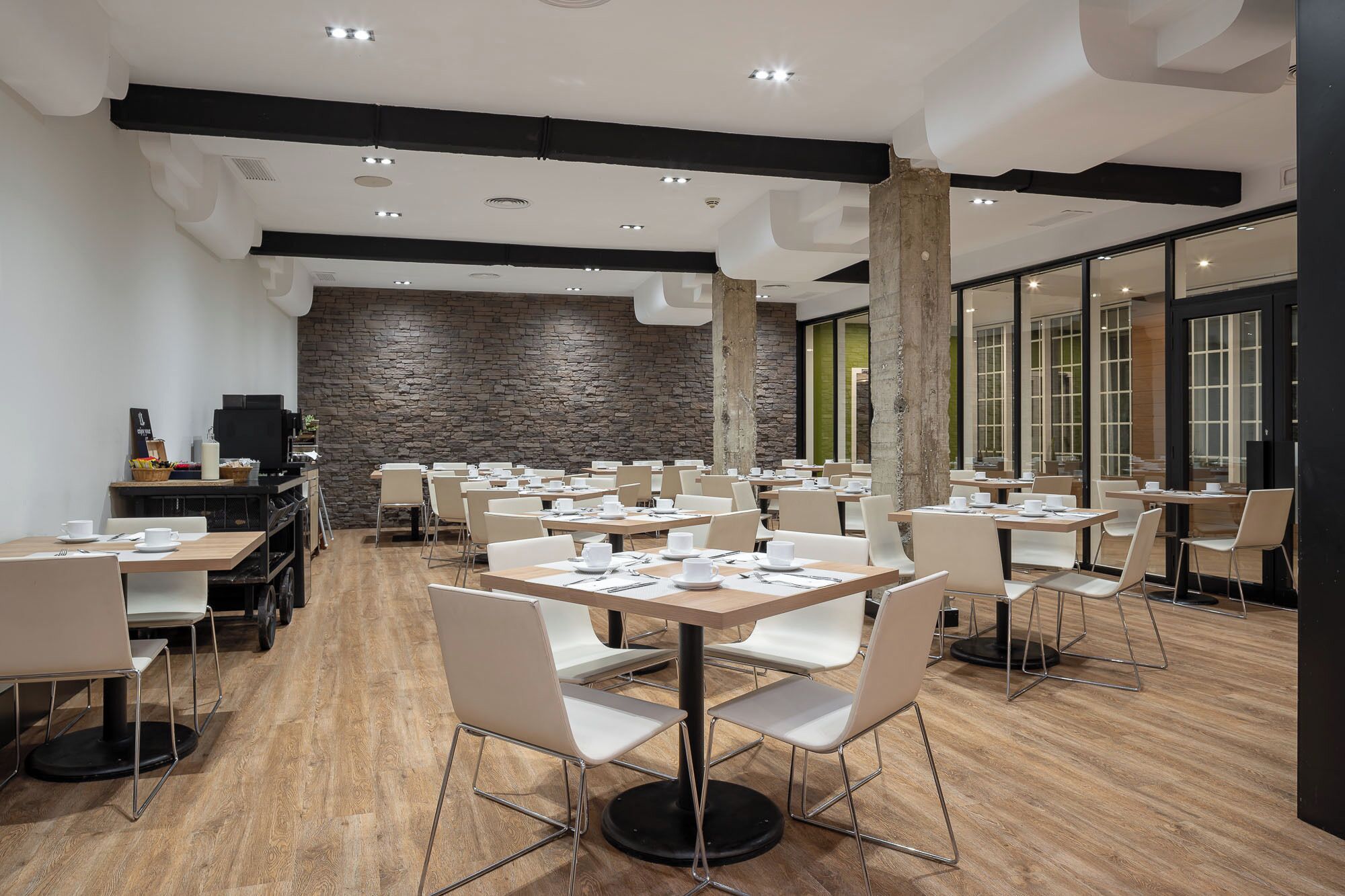 Tägliches Frühstücksbuffet (18 EUR pro Person)