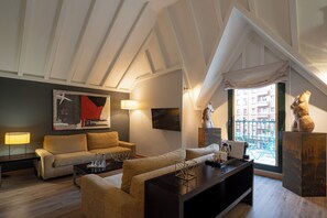 Suite | 1 habitación, minibar, caja de seguridad en la habitación y escritorio