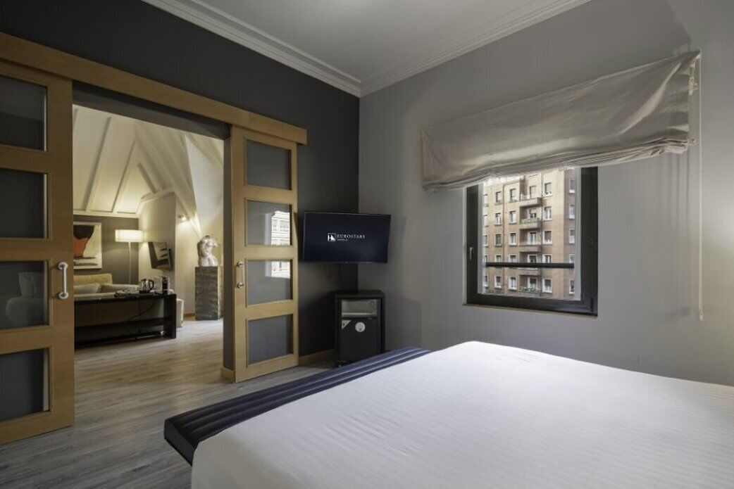 Minibar, coffres-forts dans les chambres, bureau