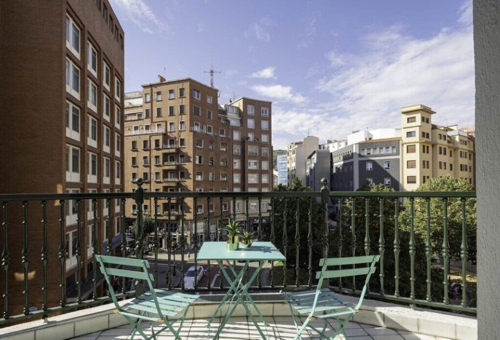 Minibaari, tallelokero huoneessa, työpöytä