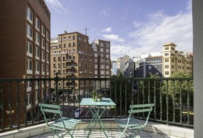 迷你吧、客房内保险箱、办公桌、笔记本电脑工作区