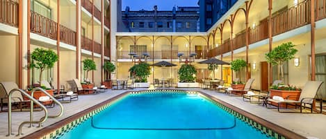 Piscine extérieure, piscine chauffée, chaises longues