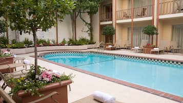Outdoor pool, a heated pool, open 8 AM to 8 PM, sun loungers