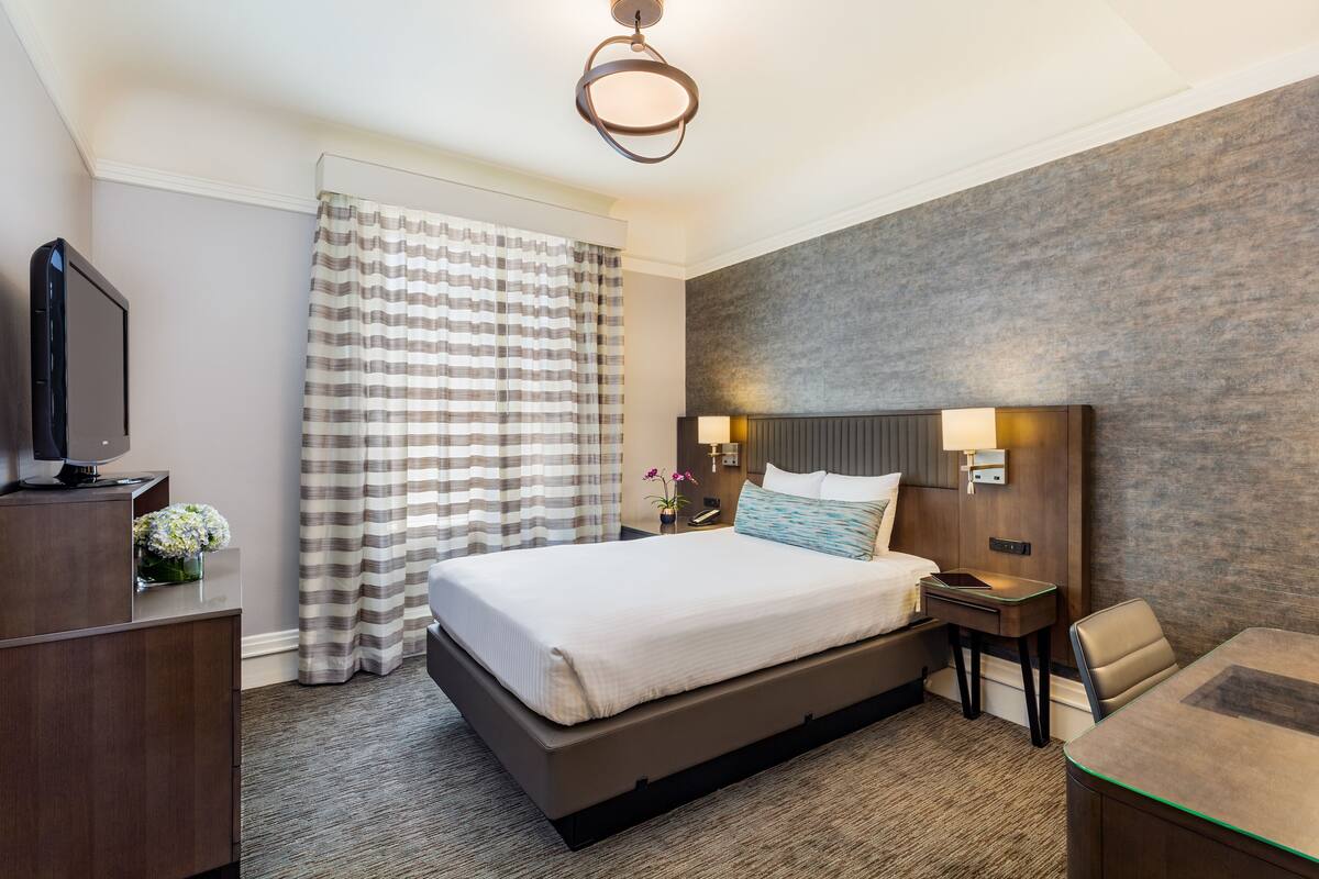 standard room, 1 double bed | premium bedding, in-room safe, desk, laptop workspace