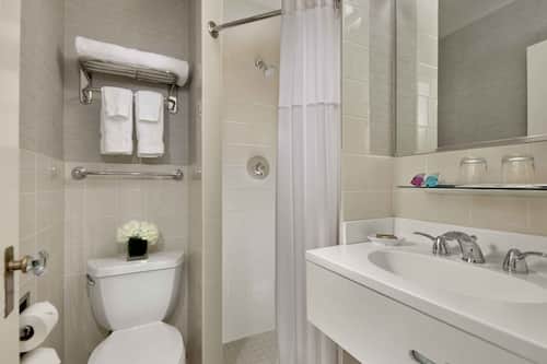 Ensemble douche/baignoire, articles de toilette de luxe, sèche-cheveux