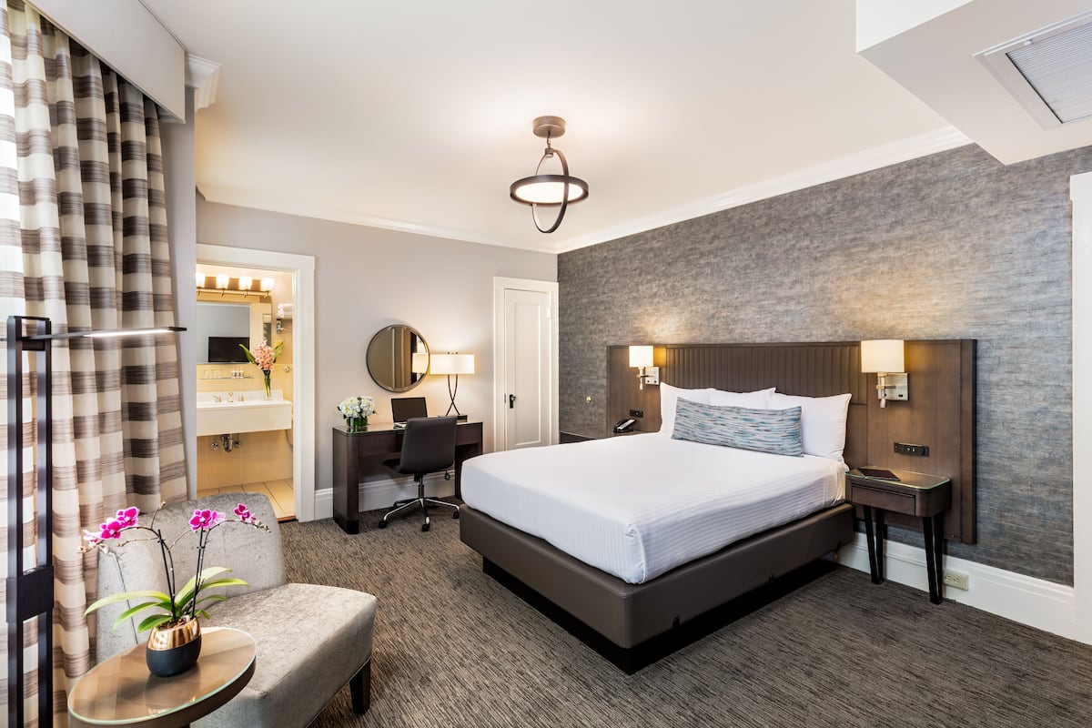 standard double room, 1 queen bed | premium bedding, in-room safe, desk, laptop workspace