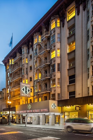 Un hotel de varios pisos con un letrero llamativo que dice "The Handlebar Union Square Hotel".