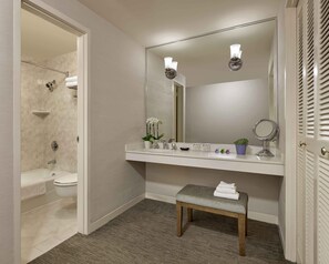 Combined shower/bathtub, designer toiletries, hair dryer, towels - Handlery Union Square Hotel (San Francisco)