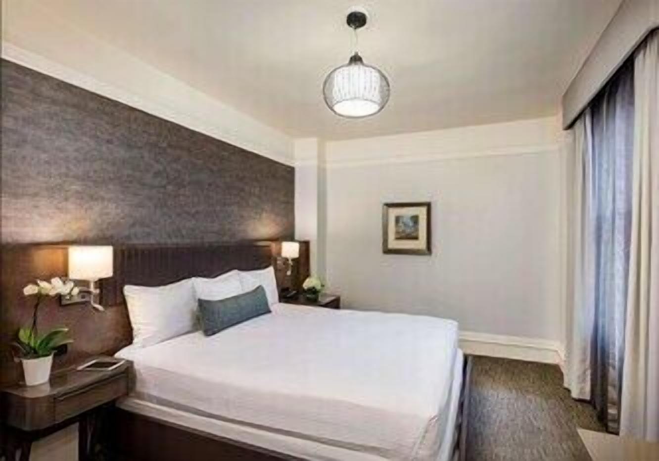 Premium bedding, in-room safe, desk, laptop workspace