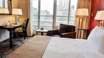 Literie hypoallergénique, bureau, fer et planche à repasser