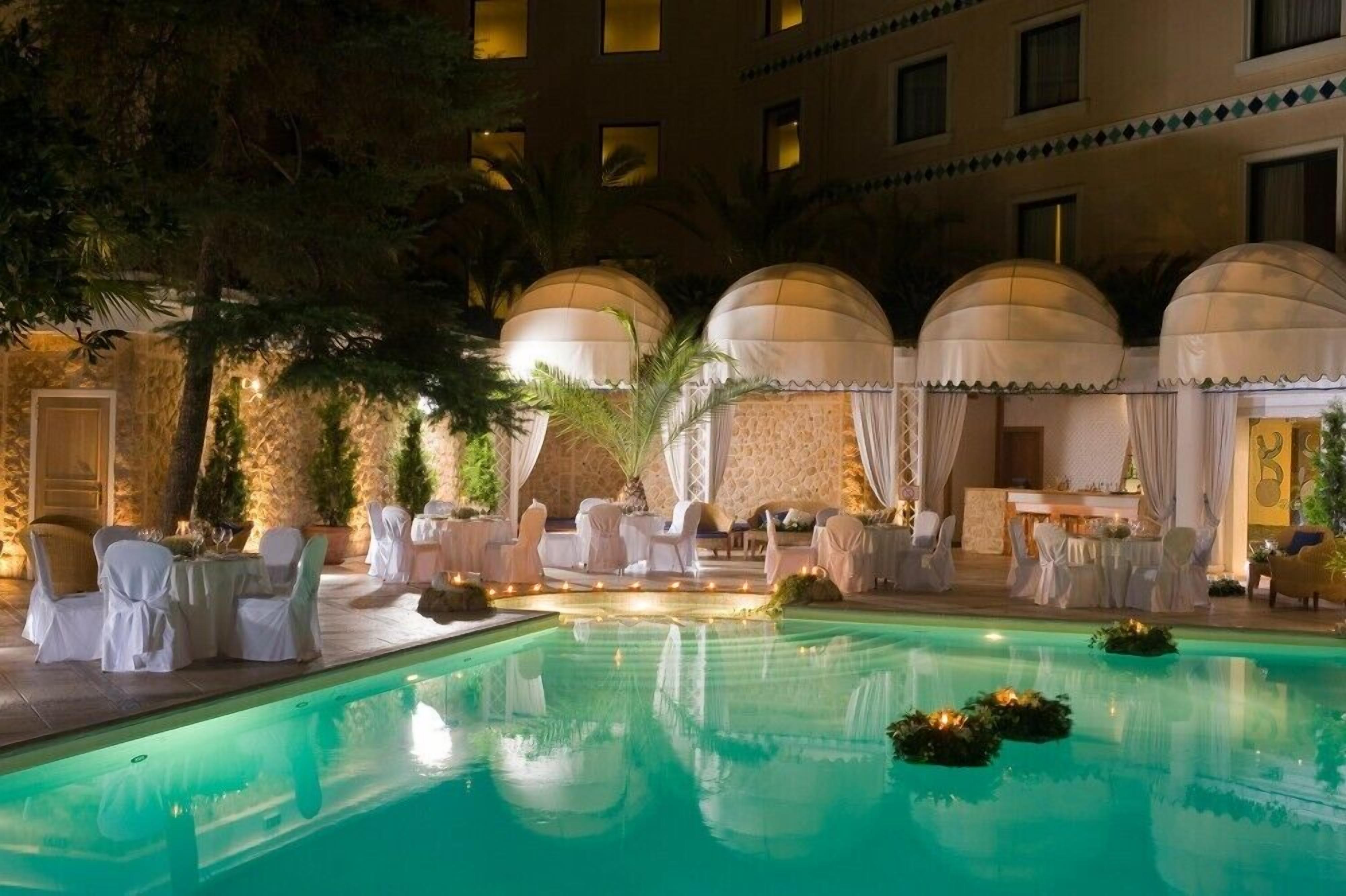 Piscine extérieure (ouverte en saison), chaises longues