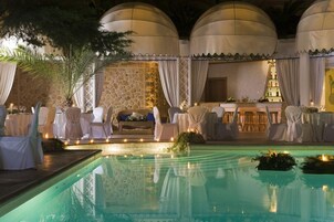 Seasonal outdoor pool, sun loungers