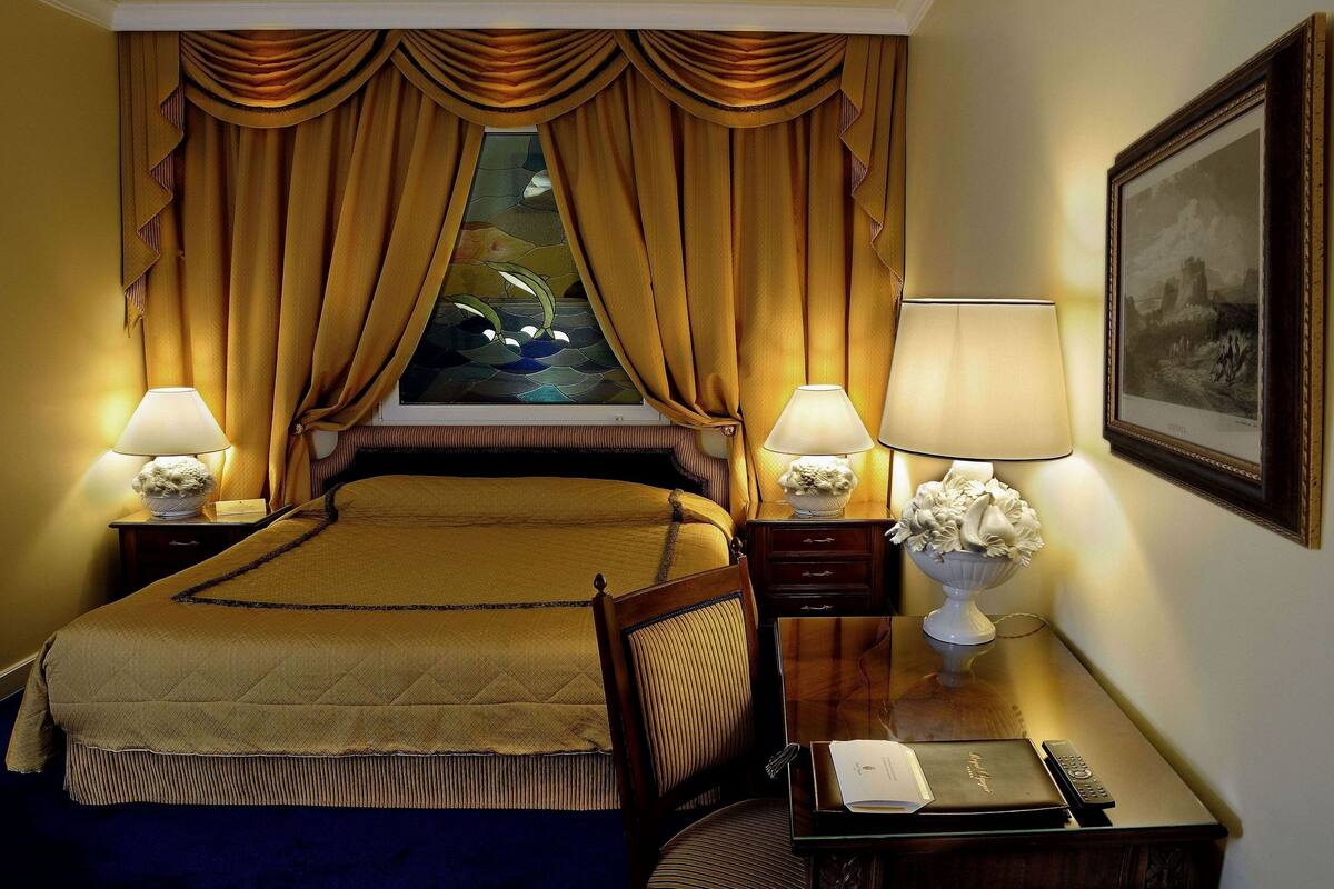 Biancheria da letto di alta qualità, minibar, cassaforte in camera