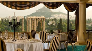 Desayuno buffet diario (EUR 25 por persona)