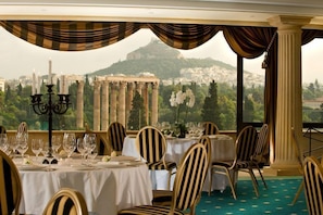 Café da manhã com buffet todos os dias (EUR 25 por pessoa)