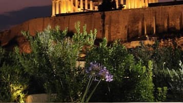 Breakfast and dinner served