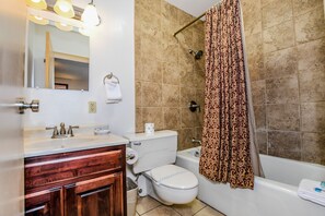 Chambre Standard, 2 grands lits | Salle de bain | Articles de toilette (gratuits), séchoir à cheveux, serviettes fournies