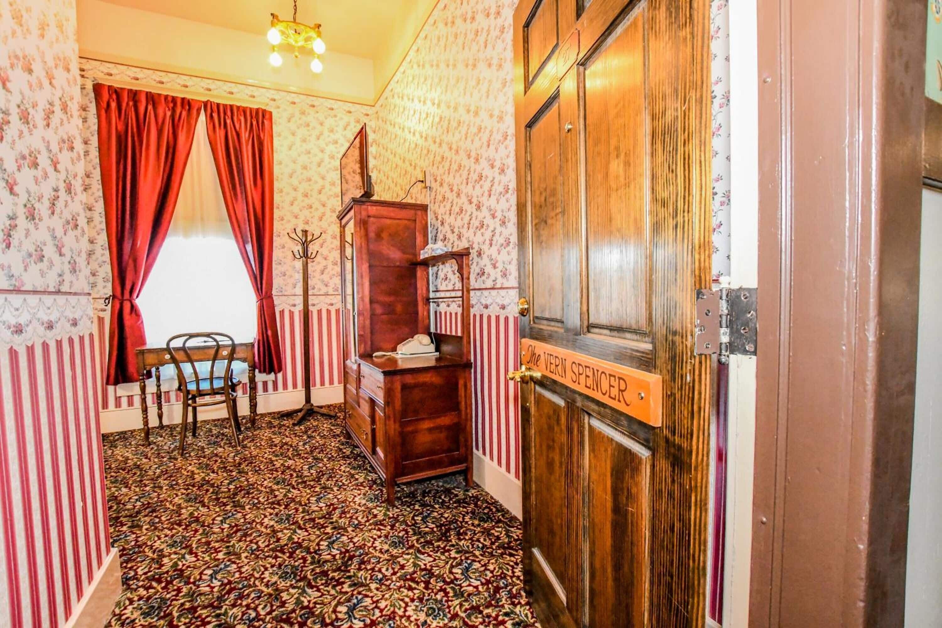 1 bedroom, desk, free wifi, bed sheets