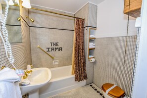 Ilmaiset hygieniatuotteet, hiustenkuivaaja, pyyhkeet, saippua