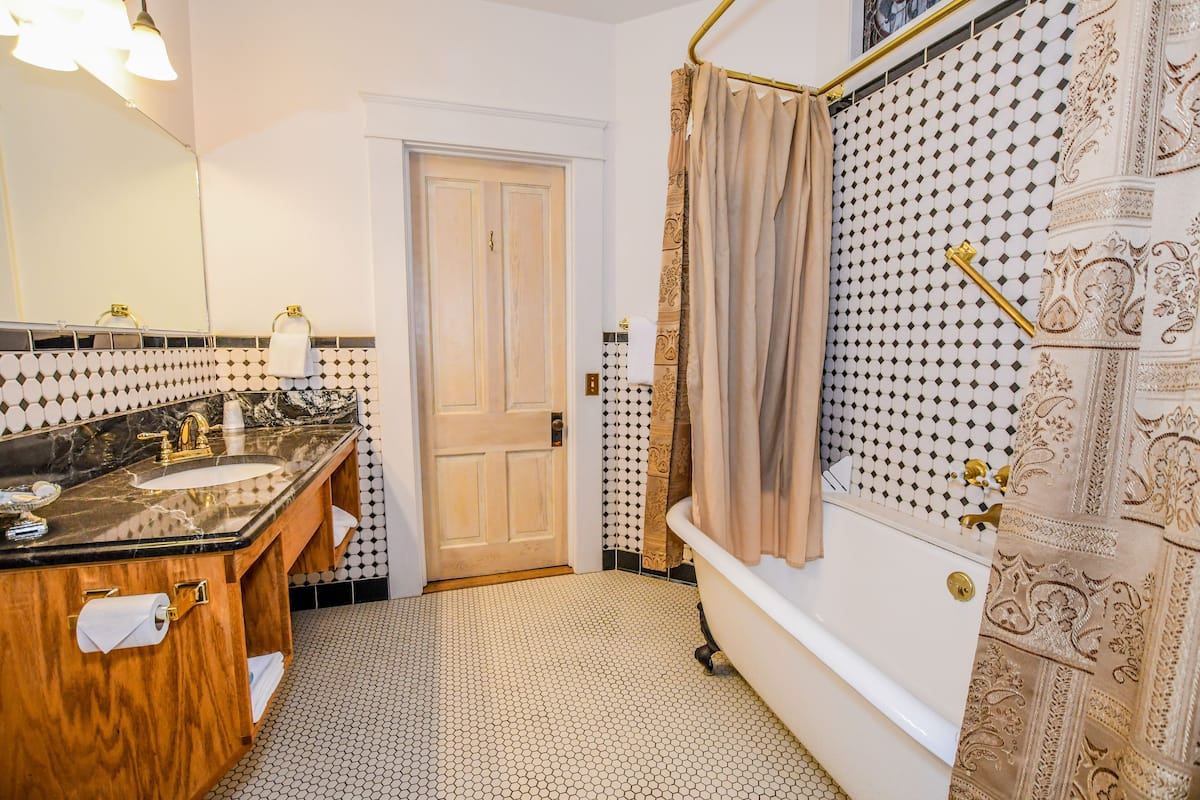 deluxe historic suite, 1 king bed (2nd floor) | bathroom | free toiletries, hair dryer, towels, soap