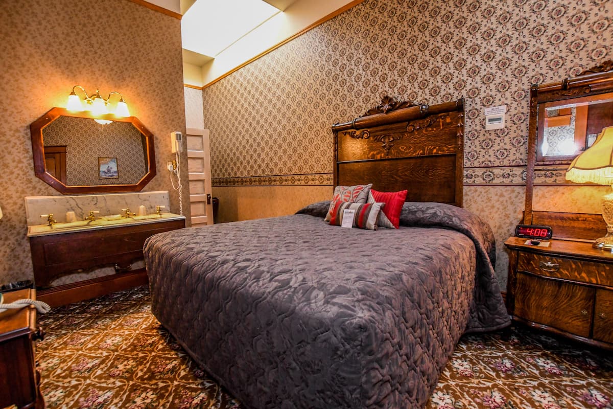 Historic King (2nd Floor) | Desk, free WiFi, bed sheets