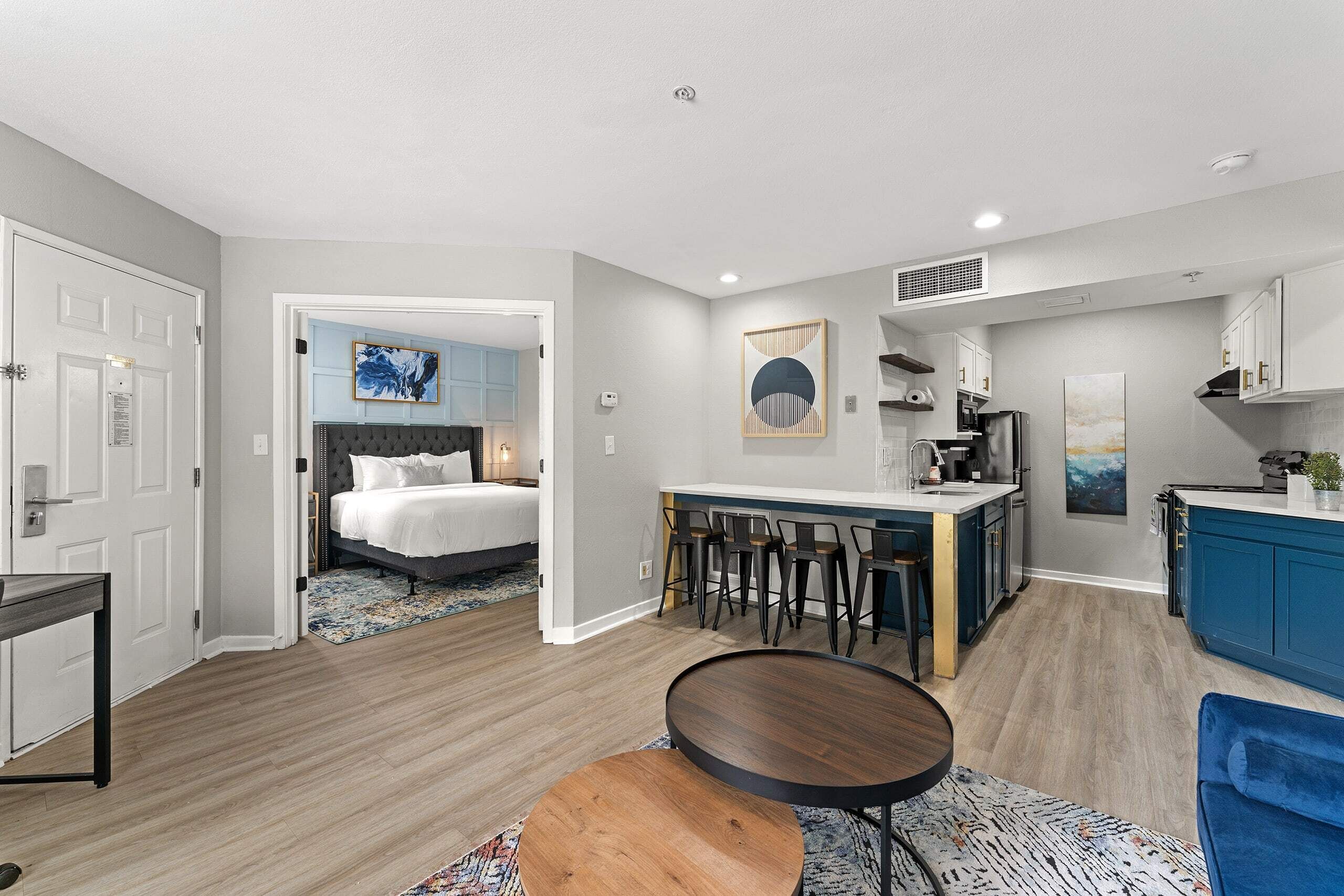 Skrivebord, arbejdsområde til bærbare computere, strygejern/strygebræt