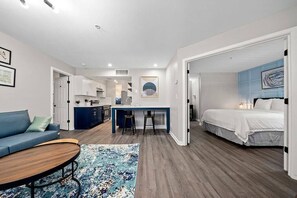 Driepersoonskamer, 2 slaapkamers | 1 slaapkamer, een bureau, een laptopwerkplek