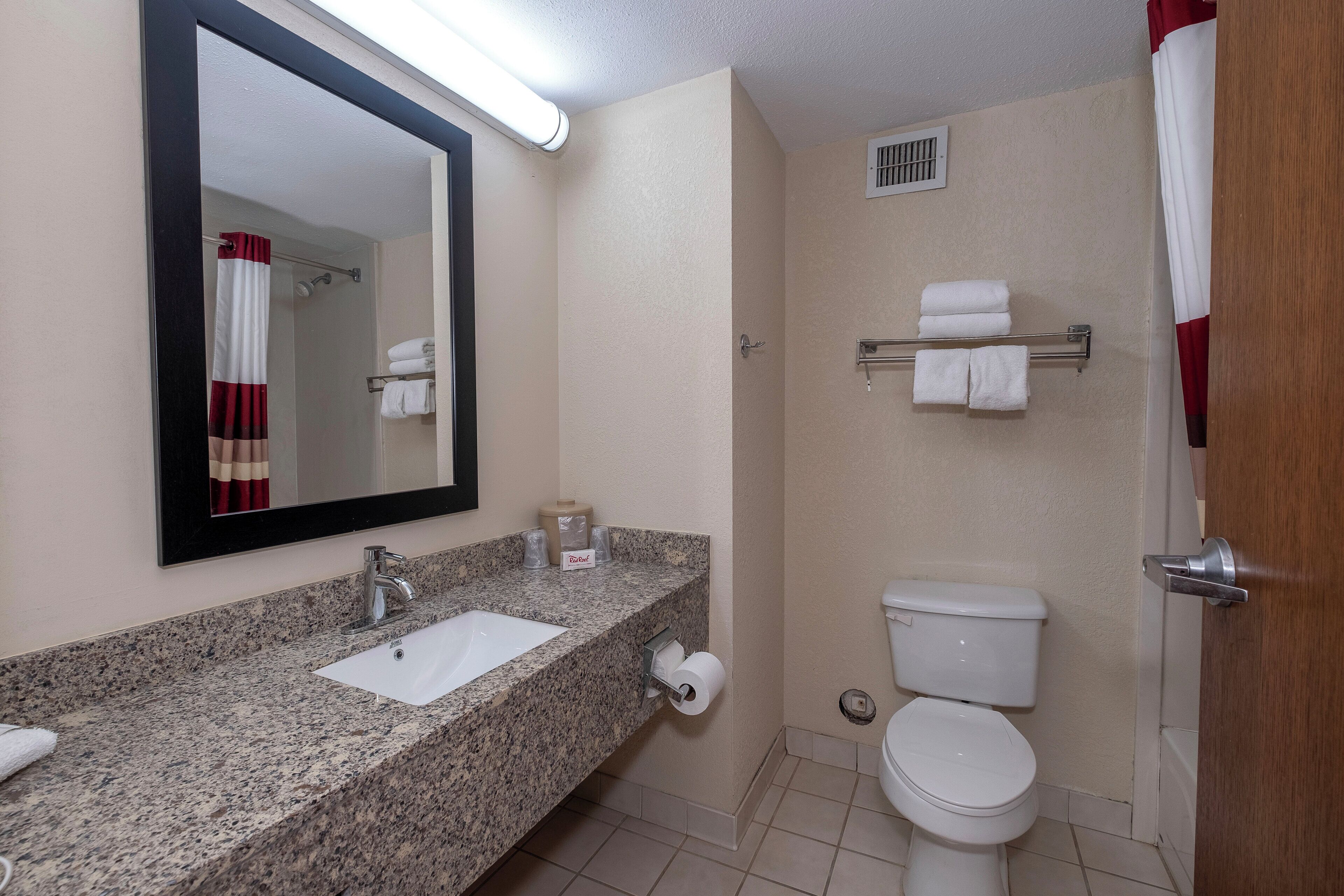 Combined shower/bathtub, eco-friendly toiletries, hair dryer, towels