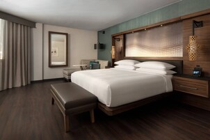 Ropa de cama de alta calidad, colchones con pillow-top y escritorio 