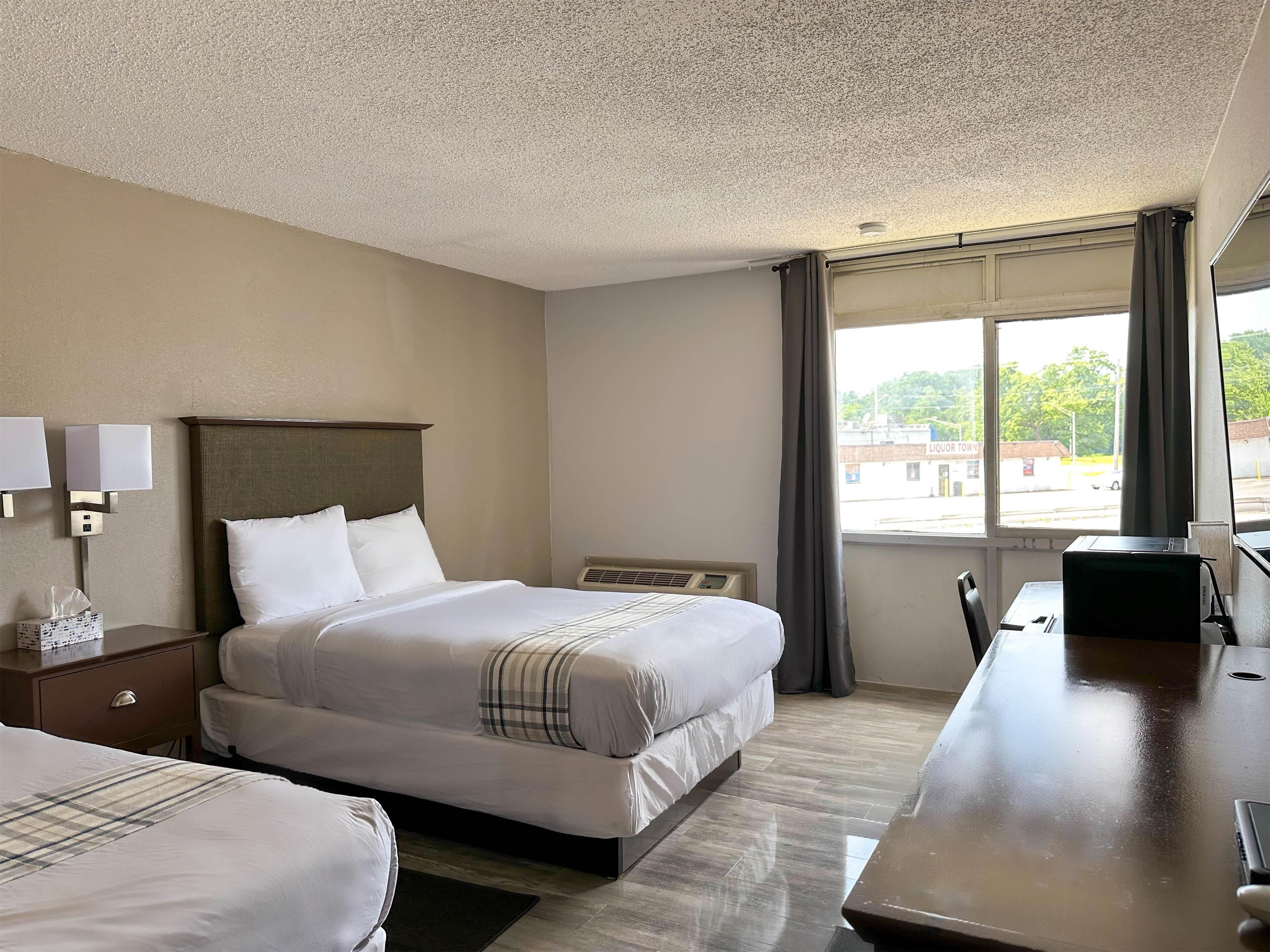 خزنة داخل الغرفة ومكتب وستائر تعتيم وواي فاي مجانًا