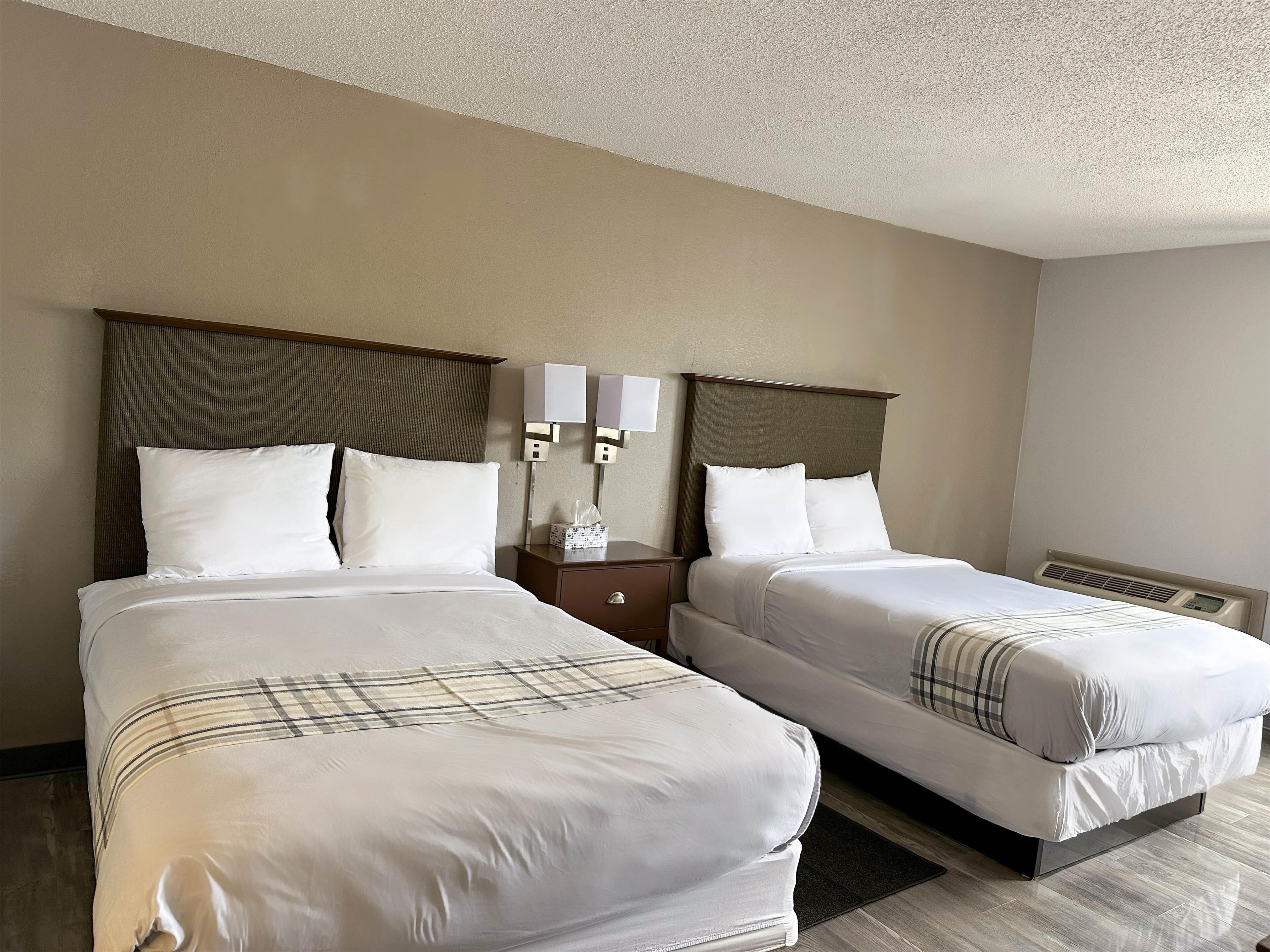 خزنة داخل الغرفة ومكتب وستائر تعتيم وواي فاي مجانًا