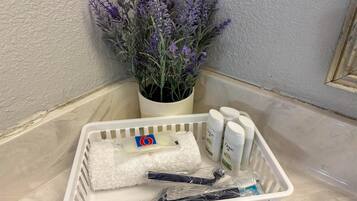 Standard Room, 1 King Bed, Non Smoking | Bathroom | Combined shower/tub, eco-friendly toiletries, towels, soap