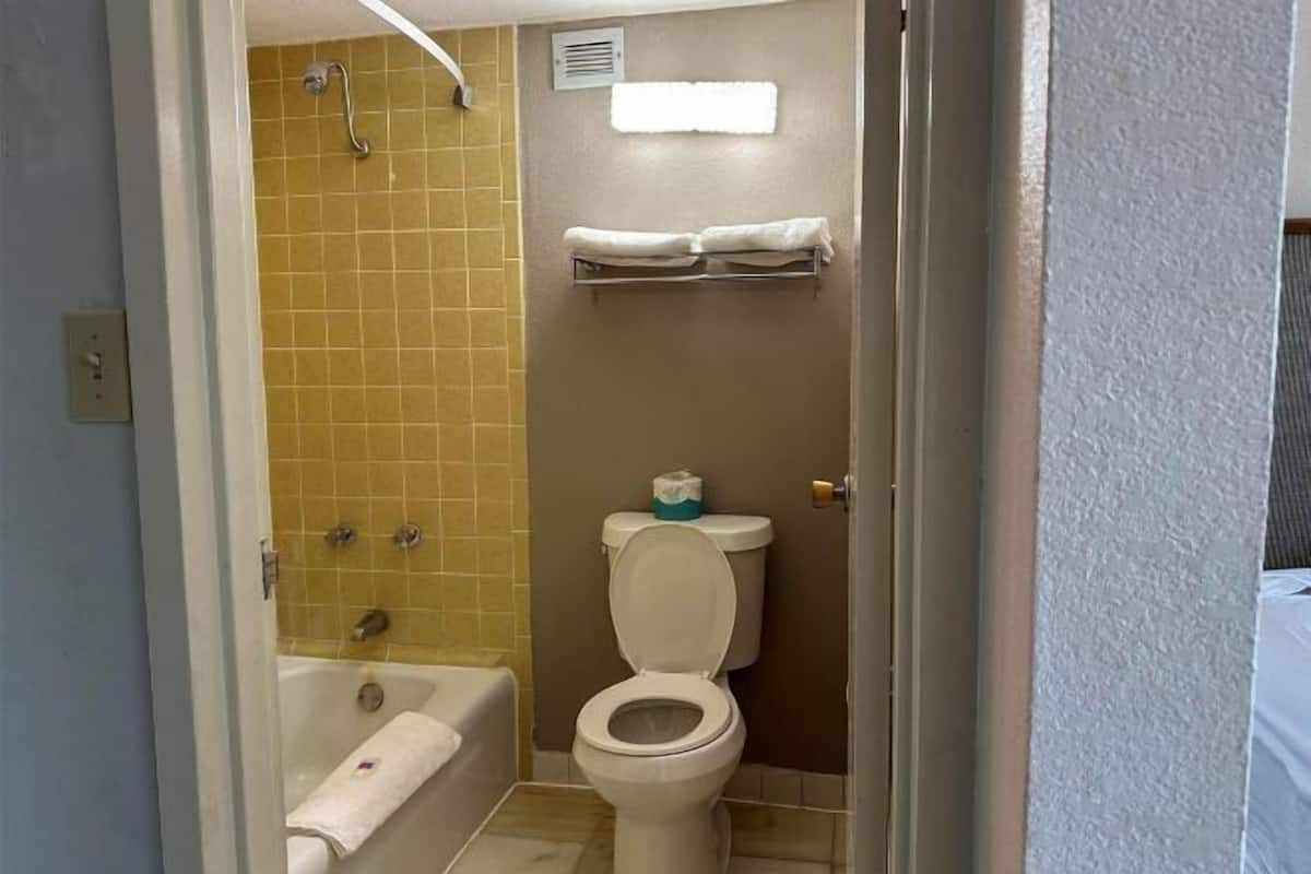 Combined shower/bathtub, eco-friendly toiletries, towels, soap