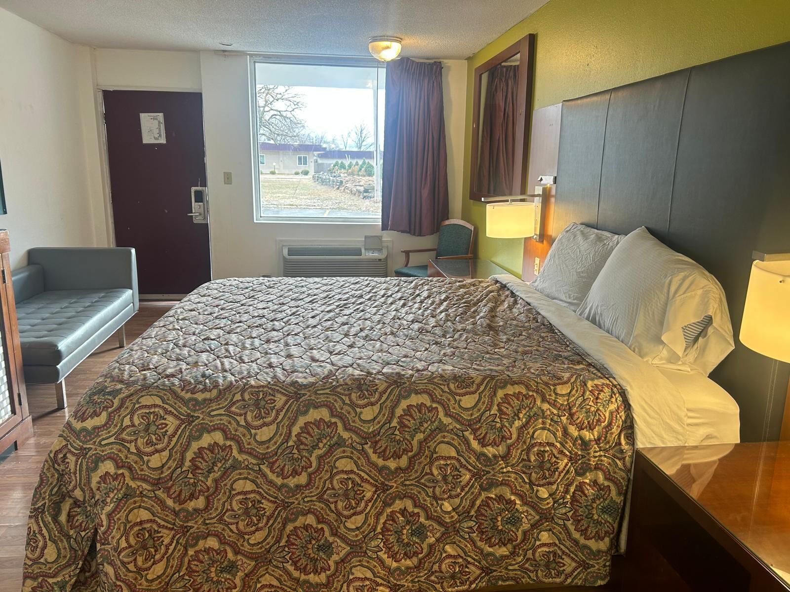 Desk, soundproofing, iron/ironing board, bed sheets