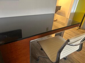 Singola Deluxe, 1 letto king | Una scrivania, insonorizzazione, ferro/asse da stiro, lenzuola