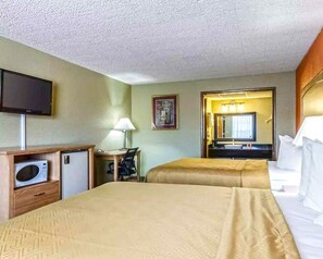 Standard Double Room | Desk, soundproofing, iron/ironing board, bed sheets