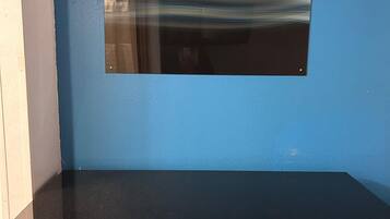 Escritorio, sistema de insonorización y tabla de planchar con plancha