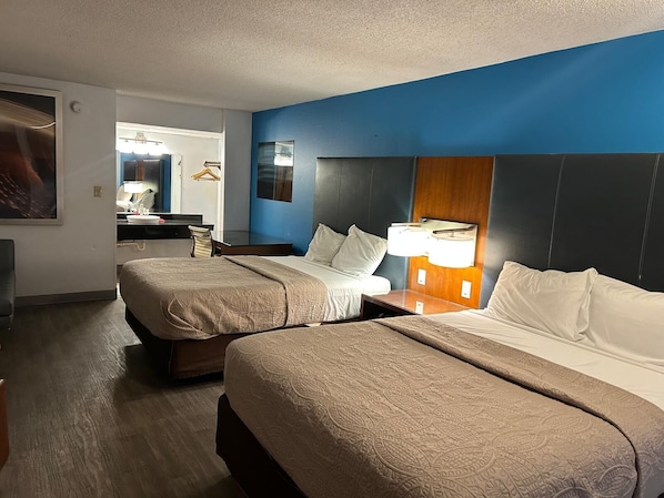 Premium Double Room | Desk, soundproofing, iron/ironing board, bed sheets