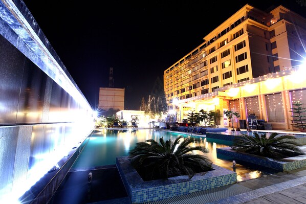 Pool - The Everest Hotel Kathmandu (Kathmandu)