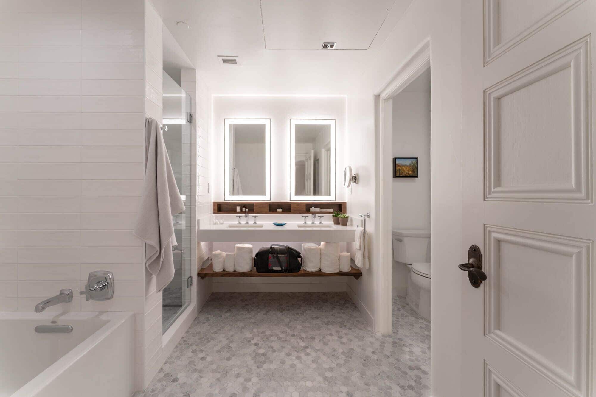 suite, 1 king bed | premium bedding, pillow-top beds, in-room safe, desk